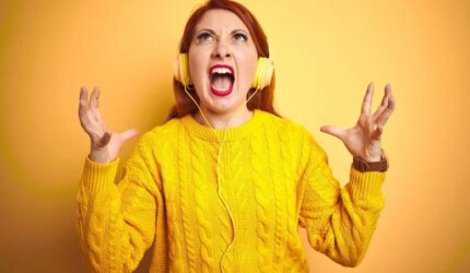 Wanita Berambut Merah Mendengarkan Headphone Menjerit Marah