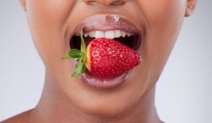 Wanita Mulut Makan Stroberi