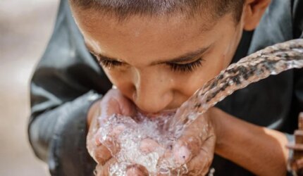 Bocah Pakistan yang Haus Air Minum