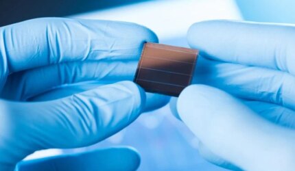 Memegang Prototipe Sel Surya