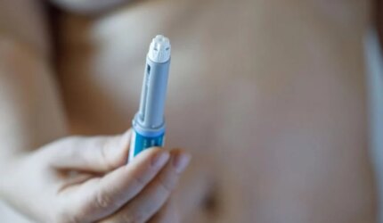 Wanita Memegang Pena Semaglutide Ozempic