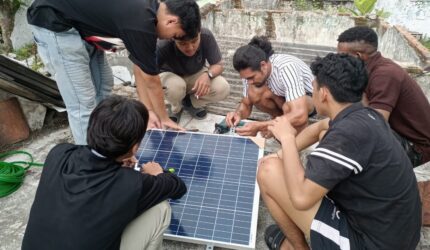 PKM Unsurya Pasang Panel Surya di PAUD Anyelir II untuk Dukung Energi Bersih