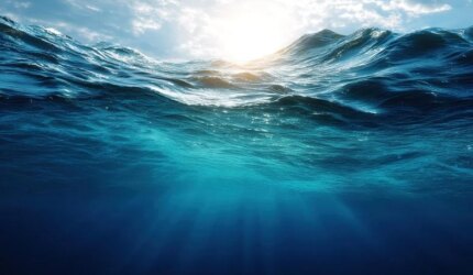 Sinar Matahari Laut Biru Tua yang Dingin di Bawah Air