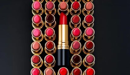 Revlon Menatap Masa Depan Sambil Mengawasi Masa Lalu