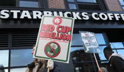 Serangan 'Pemberontakan Piala Merah' Starbucks Menyebar ke Lebih Banyak Toko, Kota, dan Pusat Utama Pantai Timur