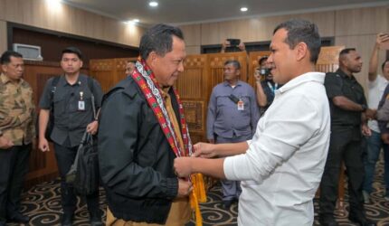 Tiba di Aceh, Mendagri Tito Karnavian Disambut Wagub Fadhlullah di Bandara SIM