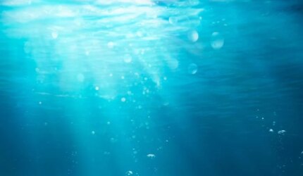 Gelembung Biru Laut Dalam Meningkatnya Sinar Matahari