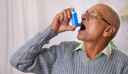 Senior Menggunakan Inhaler Asma