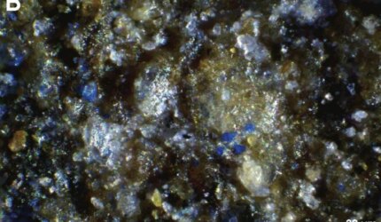 Gambar yang Diperbesar dari Bintik Residu Biru Berukuran Nano