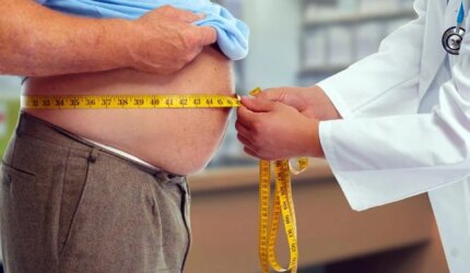 Dokter Mengukur Pinggang Pria Gemuk