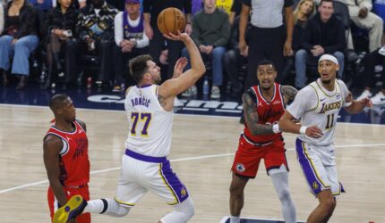 Bintang Lakers Luka Doncic mengalami cedera kaki saat melawan Clippers