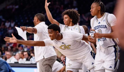 Bola Basket Putra Tuan Rumah Marist untuk Kemiringan Tengah Minggu – Bola Basket Putra — Jaket Kuning Georgia Tech