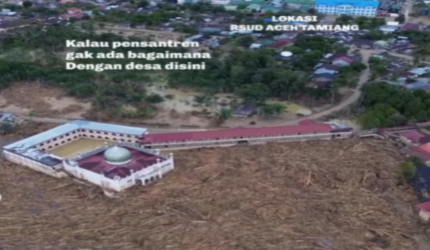 Kampung Hilang Ditelan Jutaan Kayu, Lalu Seolah Berhenti di Masjid Pesantren Mukhlisin Aceh Tamiang
