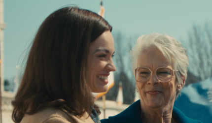 Emma Mackey & Jamie Lee Curtis Tentang Duka & Trauma