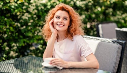 Wanita Impian Menikmati Kopi di Luar Teras Musim Panas