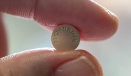 Memegang pil Metformin
