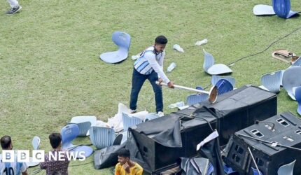 Kemarahan pada tur India 'KAMBING' Lionel Messi saat penggemar melempar kursi dan botol di acara stadion