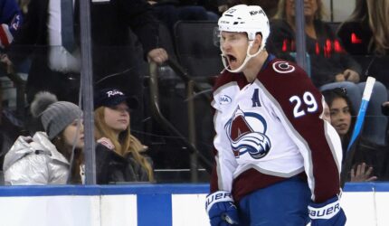 MacKinnon, seperti Sakic, dipuji atas keahliannya yang luar biasa dalam menangani Avalanche