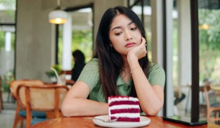 Wanita Terlihat Sedih Restoran Makanan Penutup Kue