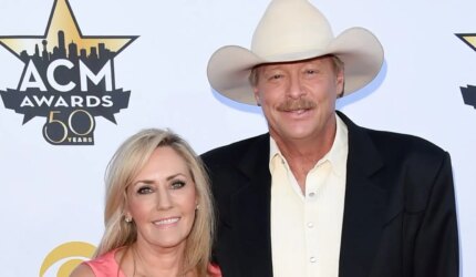 Pada Hari Ini di Tahun 1979, Alan Jackson Menikah dengan Kekasih SMA-nya—Wanita yang Membantu Dia Mendapatkan Kesepakatan Penulisan Lagu Pertamanya dan Menginspirasi Dua Lagu Klasik