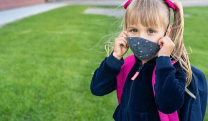 Masker COVID Gadis Sekolah Kecil