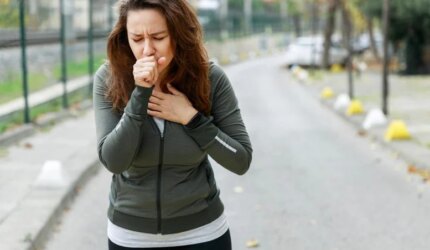 Wanita Muda Sporty Batuk Berjalan Latihan Lari