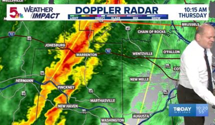 Peringatan tornado dikeluarkan untuk Troy, Elsberry dan Winfield saat barisan badai mulai masuk