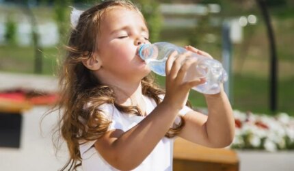 Gadis Kecil Minum Air Dari Botol Plastik