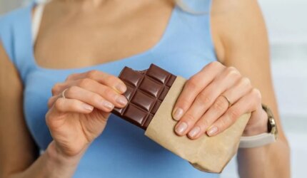 Wanita Makan Cokelat Hitam Batangan