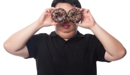 Pria Memegang Mata Donat