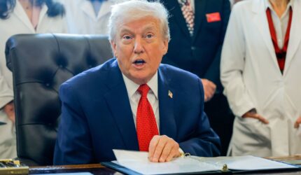 Trump mengklasifikasi ulang ganja ke Jadwal III, sehingga mengurangi pembatasan ganja