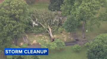 Badai hebat menumbangkan pepohonan dan kabel listrik di Montgomery County, Pennsylvania, menyebabkan ribuan orang kehilangan aliran listrik