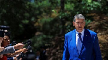 Joe Manchin memasuki kembali dunia politik dengan eksperimen independen baru