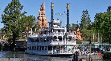 Karyawan Disneyland terjun ke Rivers of America pada hari musim panas – Orange County Register