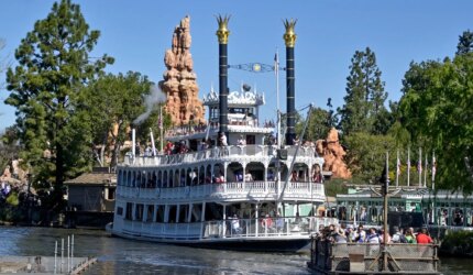 Karyawan Disneyland terjun ke Rivers of America pada hari musim panas – Orange County Register