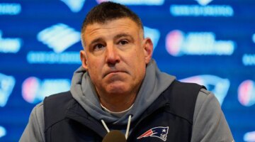 Mike Vrabel tiba di konferensi pers Patriots dengan anak anjing di tangan saat dia menghindari pertanyaan Dianna Russini