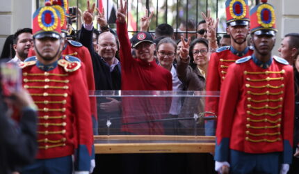 Petro menolak izin untuk menggunakan garnisun militer Kolombia yang dimiliki De la Espriella