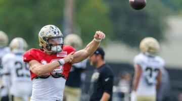 Saints menugaskan kembali jersey No. 7 Taysom Hill untuk cadangan QB Hunter Dekkers