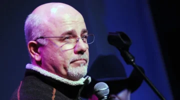 Saya berusia 40 tahun dan penasihat saya ingin saya beralih dari Roth ke 401(k) tradisional. Dave Ramsey mengatakan ini adalah kesalahan jutaan dolar