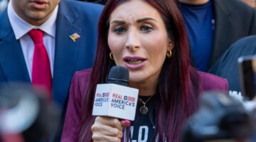 Zelenskyy dari Ukraina bertemu dengan aktivis sayap kanan AS Laura Loomer | Berita Donald Trump